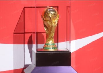 المغرب يستقبل مجسم كأس العالم 2026 مع أسطورة فرنسا مارسيل دوسايي