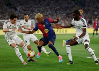 برشلونة يحسم “كلاسيكو” التتويج أمام ريال مدريد ويتوج بلقب الليغا