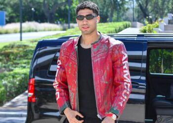 حكيمي يلتحق بمعسكر الأسود ويكمل صفوف المنتخب قبل رحلة المونديال