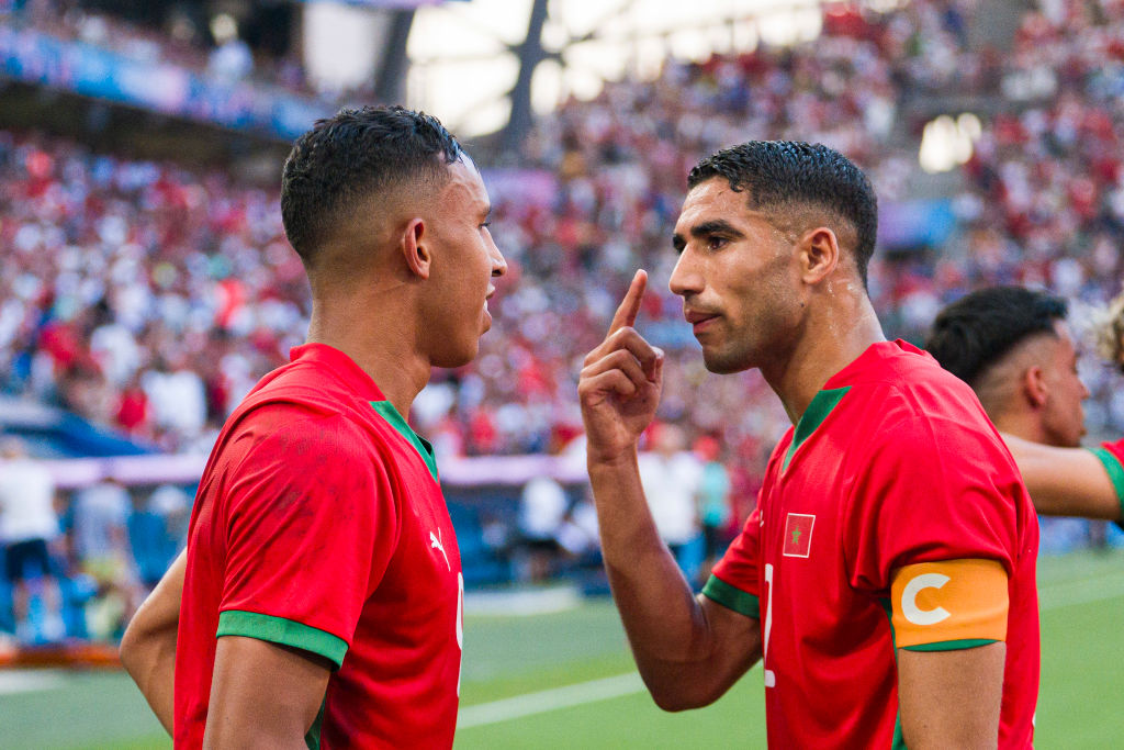 حكيمي يكشف سبب تأثر لاعبي المغرب بدموع سفيان رحيمي بعد هدفه في المونديال
