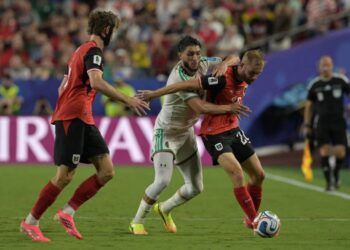 الجزائر والنمسا تحسمان التأهل بعد تعادل مثير في كأس العالم