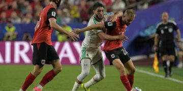 الجزائر والنمسا تحسمان التأهل بعد تعادل مثير في كأس العالم