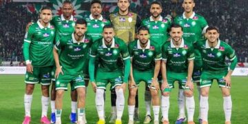 نهضة بركان يحسم قمة الرجاء ويعتلي الوصافة بهدف قاتل رغم النقص العددي
