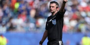 فيفا تعين حكماً إنجليزياً لمباراة المغرب وكندا في ثمن النهائي