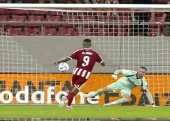 أيوب الكعبي يهدر ركلة جزاء بطريقة «بانينكا» في افتتاح الدوري اليوناني