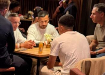 وهبي يلتقي عبد الله وزان بعد مباراة أياكس وسيون ويوضح موقفه من المنتخب المغربي الأول