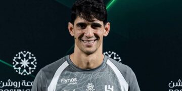ياسين بونو يتوج بجائزة أفضل حارس في الدوري السعودي عن شهر غشت