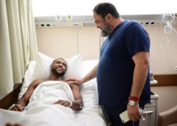رئيس أولمبياكوس يزور أيوب الكعبي ويبعث له رسالة مؤثرة بعد العملية الجراحية
