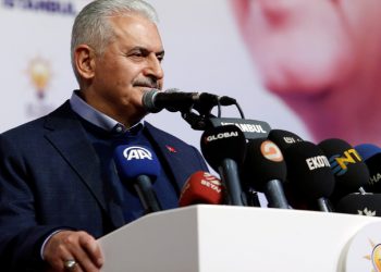مسؤول تركي يرتدي خاتما مزينا “بحجر مقتلع من مقام النبي إبراهيم” في الكعبة