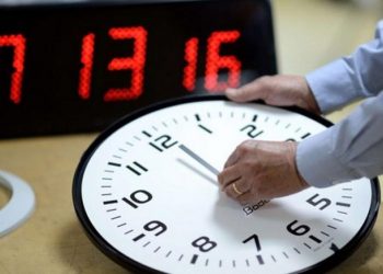 الحكومة تعيد الساعة الإضافية الأحد المقبل