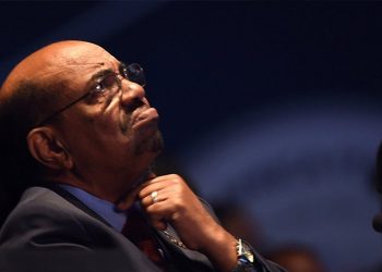 البشير يشكو البعوض ويسترجع ذكريات الفقر