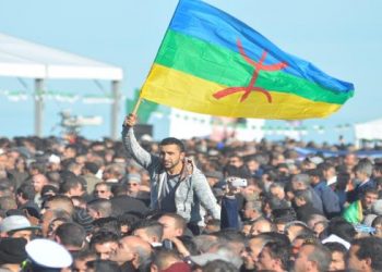 الجيش يحذر الجزائريين من رفع راية الأمازيغ