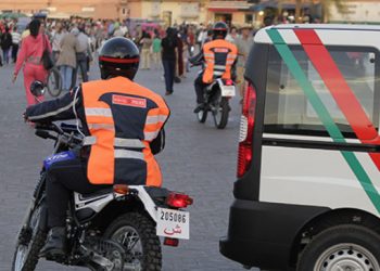 شخصان في حالة تحذير خربا 16 سيارة