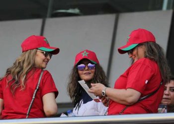 سميرة سعيد شجعت المنتخب من داخل ملعب السلام