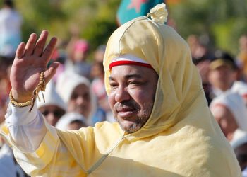 أمير المؤمنين يؤدي صلاة عيد الفطر  بمسجد أهل فاس