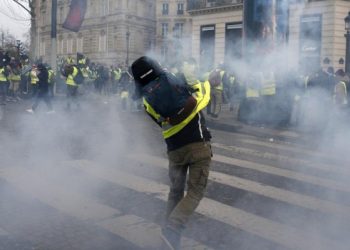 مواجهات عنيفة بين الشرطة ومتظاهرين بفرنسا