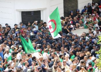 متظاهرون: ارحلوا أفرجوا عن الجزائر