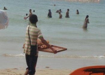 المهن الموسمية بالشواطىء خارج الرقابة