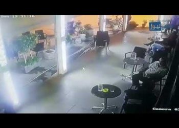 شخص يهاجم مقر القناة الثانية بسيف كبير