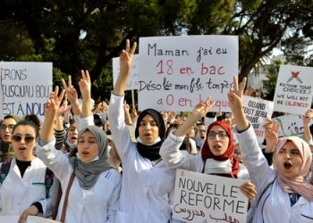 الحكومة تبرمج حصصا إضافية لتفادي سنة بيضاء لطلبة الطب