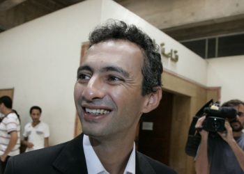 طرد بنشمسي من الجزائر بعد احتجازه إثر مشاركته في تظاهرات شعبية