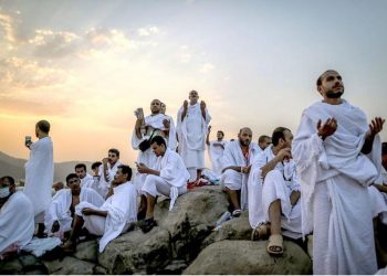 حجاج بيت الله الحرام يقفون بعرفات