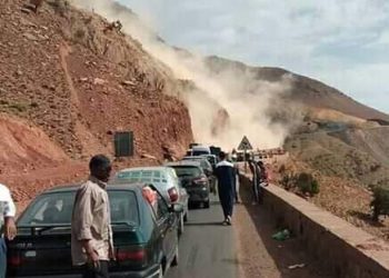 انهيار الصخور بتشيكا وقطع الطريق بين مراكش ووارزازات
