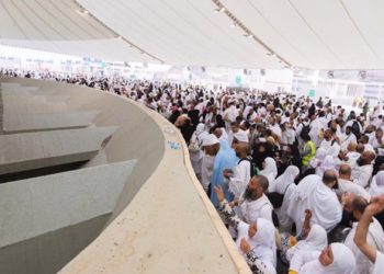 الحجاج يرمون الجمرات في آخر أيام التشريق قبل طواف الوداع