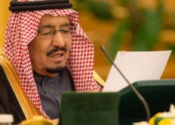 السعودية تعفي مسؤولين كبار وتحدث وزارات جديدة