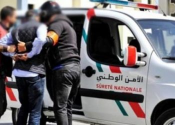 شرطي يشهر سلاحه ضد مجرم عرض الشرطة ومستخدم بوكالة بنكية للخطر