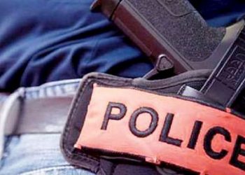 الرصاص لايقاف شخص عرض الشرطة التهديد خطير
