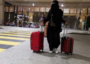السعودية تعلن بدء رفع القيود على سفر المرأة