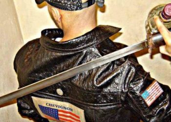 توقيف شخص ظهر في صور فوتوغرافية يحمل أسلحة بيضاء