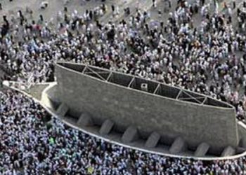 ضيوف الرحمن يرمون جمرة العقبة وينحرون الهدي