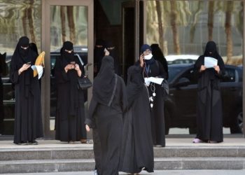 السماح للمرأة السعودية بالسفر دون اشتراط موافقة “ولي الأمر”