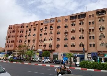سكان باب دكالة بمراكش يشتكون من إحتلال الملك العمومي من طرف اصحاب المقاهي
