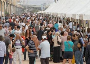 كتاب بين اليَديْن أفضل خدمة تقدم للإنسانية
