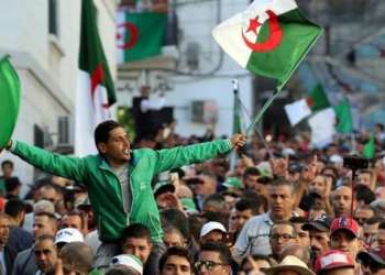 الجزائريون يتظاهرون ليوم الجمعة الـ40 ضد الانتخابات