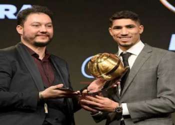 دورتموند يحتفي بحكيمي بعد تتويجه بجائزة أفضل لاعب عربي شاب