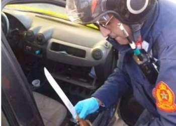 العثور على سيارة مليئة بالسيوف في طنجة
