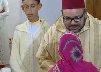 الملك يسلم جائزة محمد السادس للمتفوقين في برنامج محاربة الأمية بالمساجد