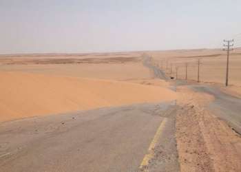 انقطاع الطريق بين العيون وهذه المناطق بسبب الرمال  ا