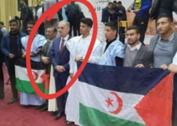 سفير فلسطين بالجزائر يحمل علم البوليساريو