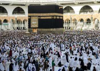 كورونا يغلق حدود السعودية في وجه المعتمرين والسياح