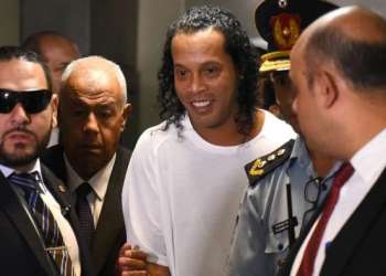 رونالدينيو  يغادر السجن