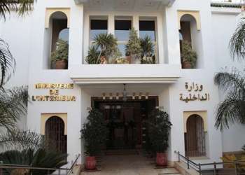 الداخلية والصحة تدعوان المغاربة إلى  التزام العزلة الصحية في المنازل