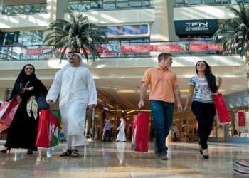الإمارات تعلق رحلاتها الجوية وتغلق مراكز التسوق بسبب كورونا