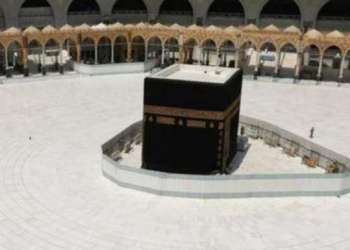 السعودية تعلق الصلاة في الحرمين الشريفين