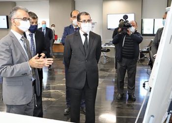 رئيس الحكومة يزور خلية تتبع تزويد السوق والتصنيع الخاص بمواجهة كورونا