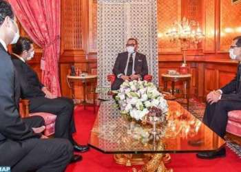 جلالة الملك يجسد قيم القدوة الحسنة بإرتداء كمامة الوقاية